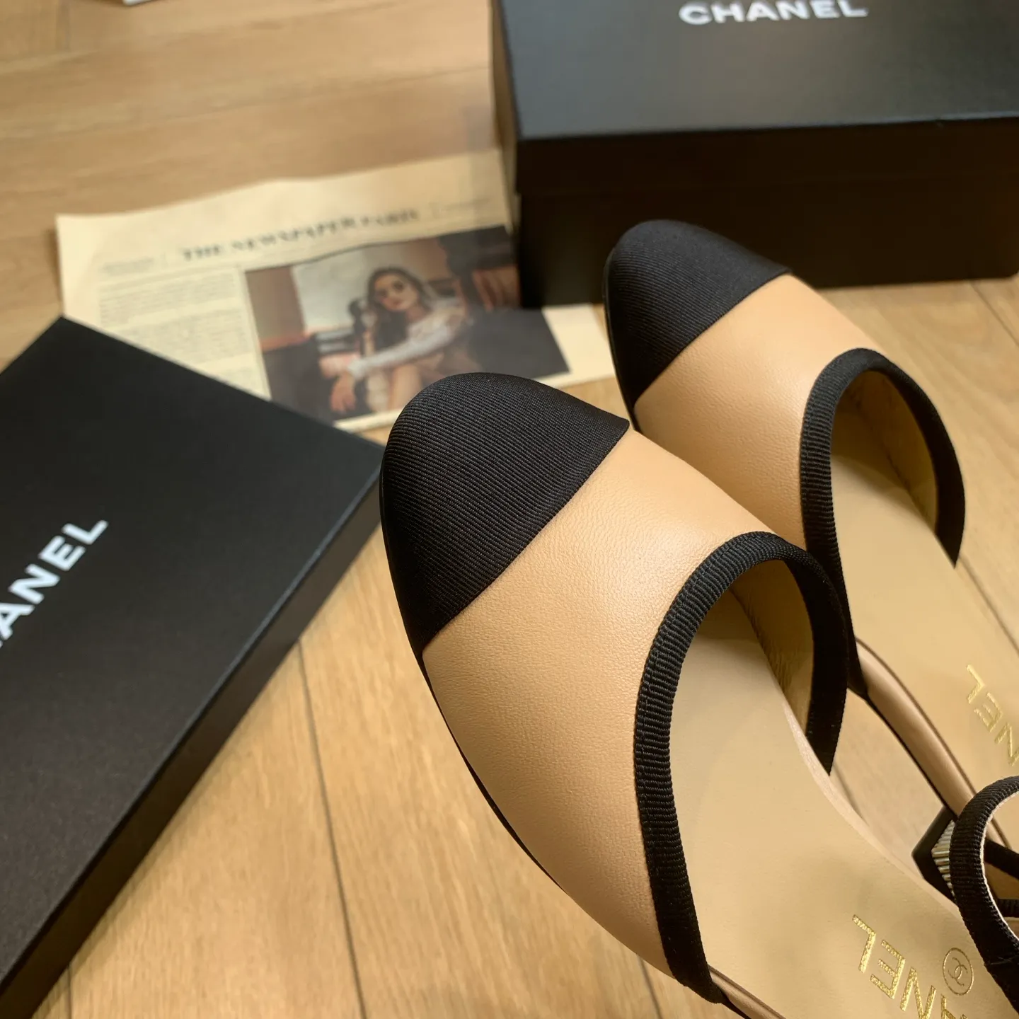 👟👟Ex-factory price 520👟👟 🍀Chanel Xiaoxiang 25ss early spring new model, diamond pattern, thick heel Mary Jane shoes, retro French elegance, full of high-end sense, diamond hollow Mary Jane sandals, a very popular pair of sandals recently! The exposed-leg design directly lengthens your legs! Very white fairy style. A complete interpretation of French romance! Soft and delicate, the foot feels 100% comfortable, beautiful and ultra-feminine at the same time, ▪Fabric: Made of original imported cowhide ▪Inner foot pad: sheepskin ▪Sole: Original customized Italian leather outsole ▪Size: 35-39 (40 41 custom-made, non-refundable) 👉